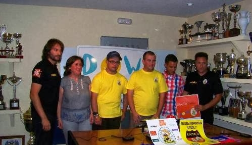 Los responsables de DOWN ÁVILA y de la Escuela Deportiva Linko, junto a Luis Román y Vicente, de amarillo. 