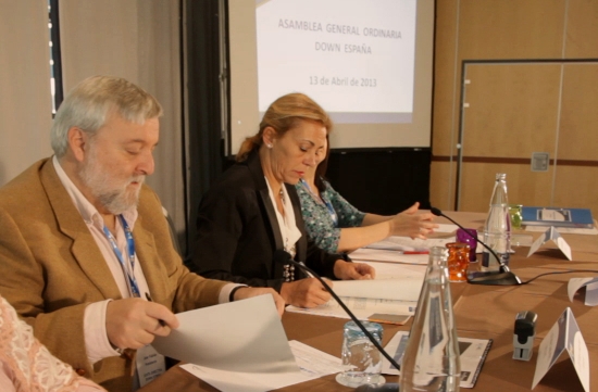 El presidente de DOWN ESPAÑA, José Fabián Cámara, y la directora corporativa de Divina Pastora Seguros, Pilar Nieto, durante la firma de los acuerdos. 