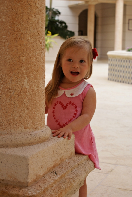 Una marca ha diseñado ropa inspirándose en una niña con síndrome de Down :  Down España
