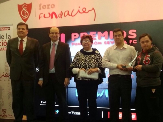 La Vicepresidenta de DOWN ESPAÑA, en el centro, recogió el premio junto a dos jóvenes con síndrome de Down. 