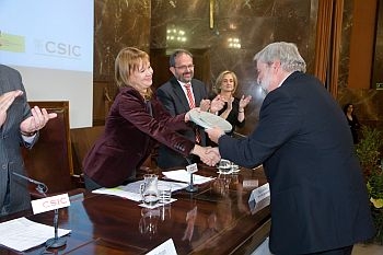 Fabián Cámara recoge el Premio otorgado a DOWN ESPAÑA como 'Mejor Organización de Apoyo a las Personas' de manos de la Ministra de Sanidad, Política Social e Igualdad 
